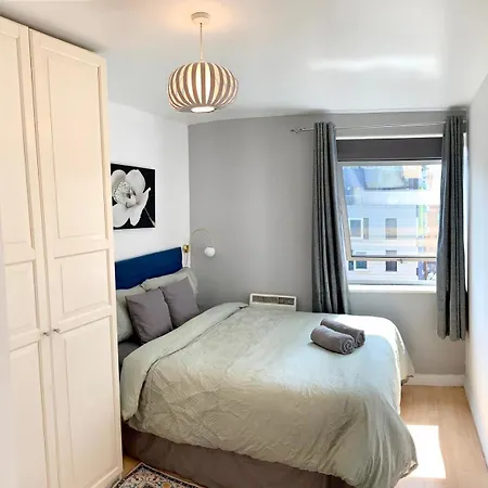 Modern 2 Bed Near Mall And Parking London Exterior photo