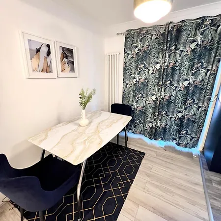 Modern 2 Bed Near Mall And Parking London Exterior photo
