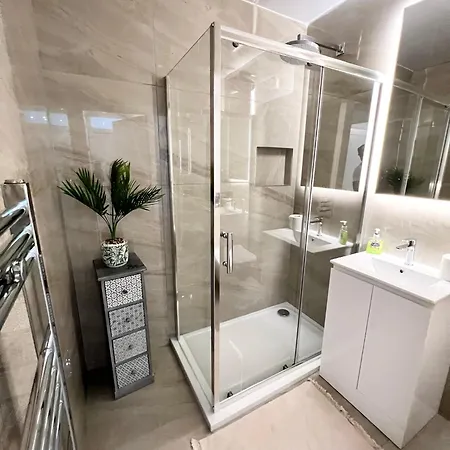Modern 2 Bed Near Mall And Parking London Exterior photo
