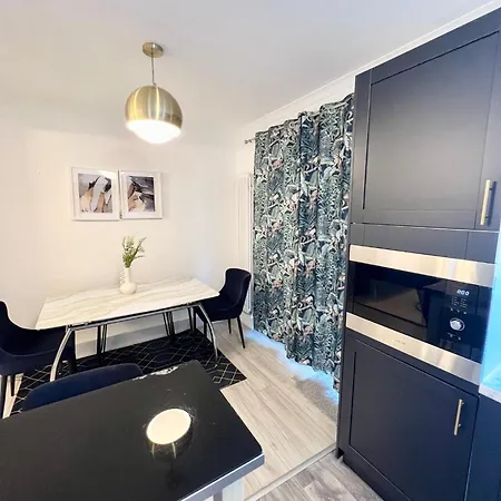 Modern 2 Bed Near Mall And Parking London Exterior photo