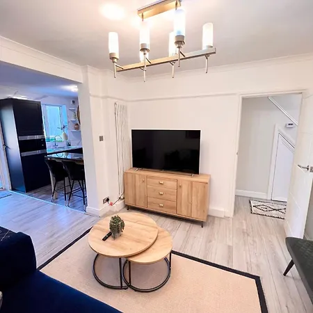 Modern 2 Bed Near Mall And Parking London Exterior photo