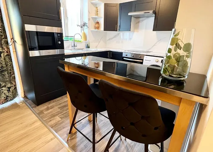 Modern 2 Bed Near Mall And Parking