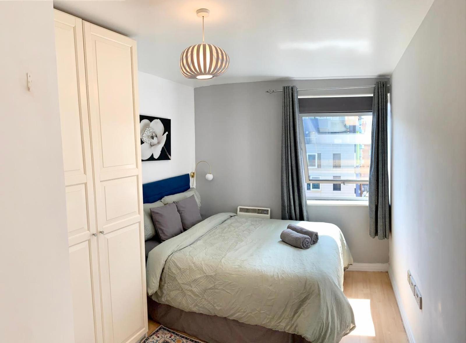 Modern 2 Bed Near Mall And Parking London