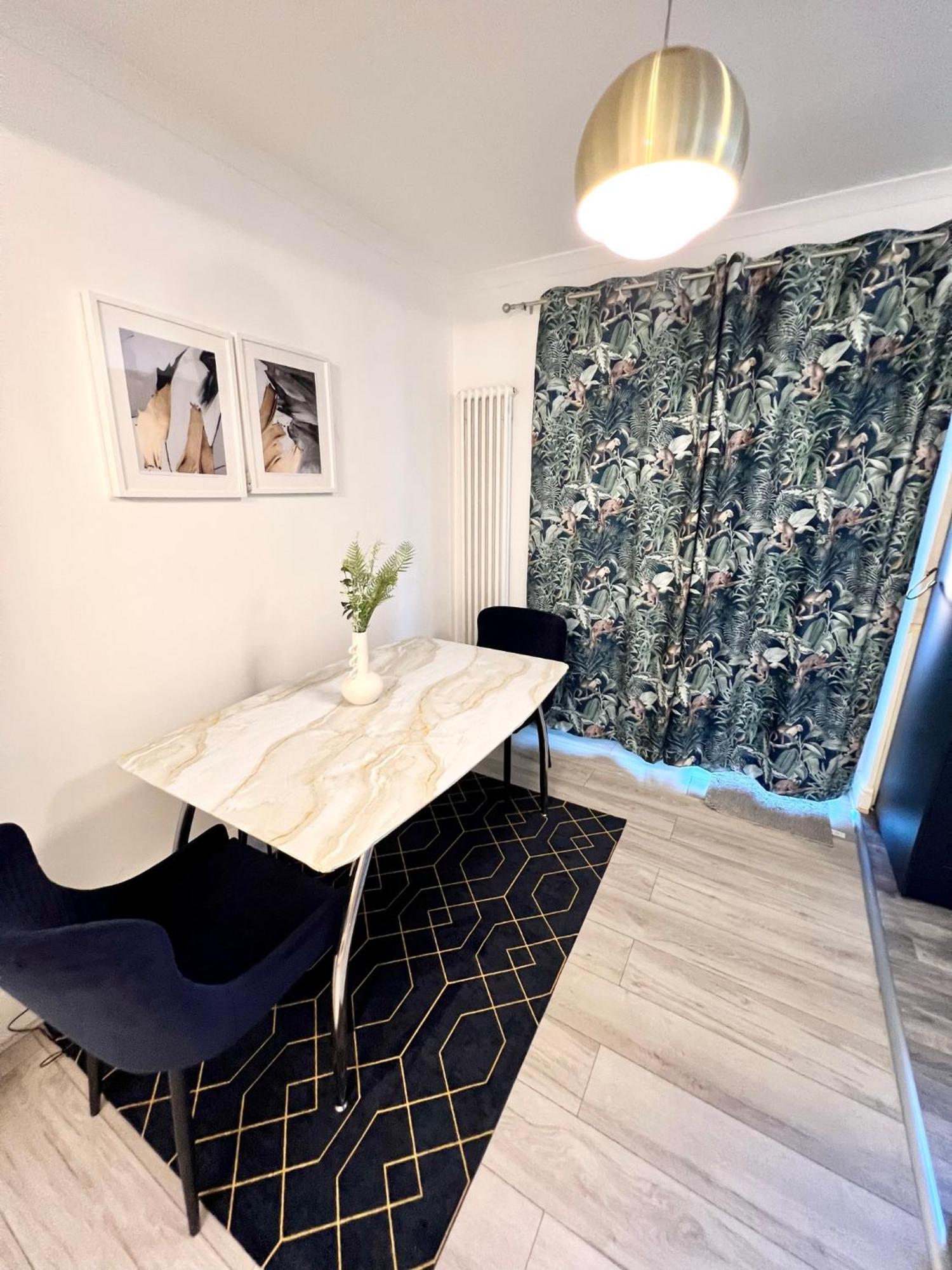 Modern 2 Bed Near Mall And Parking London