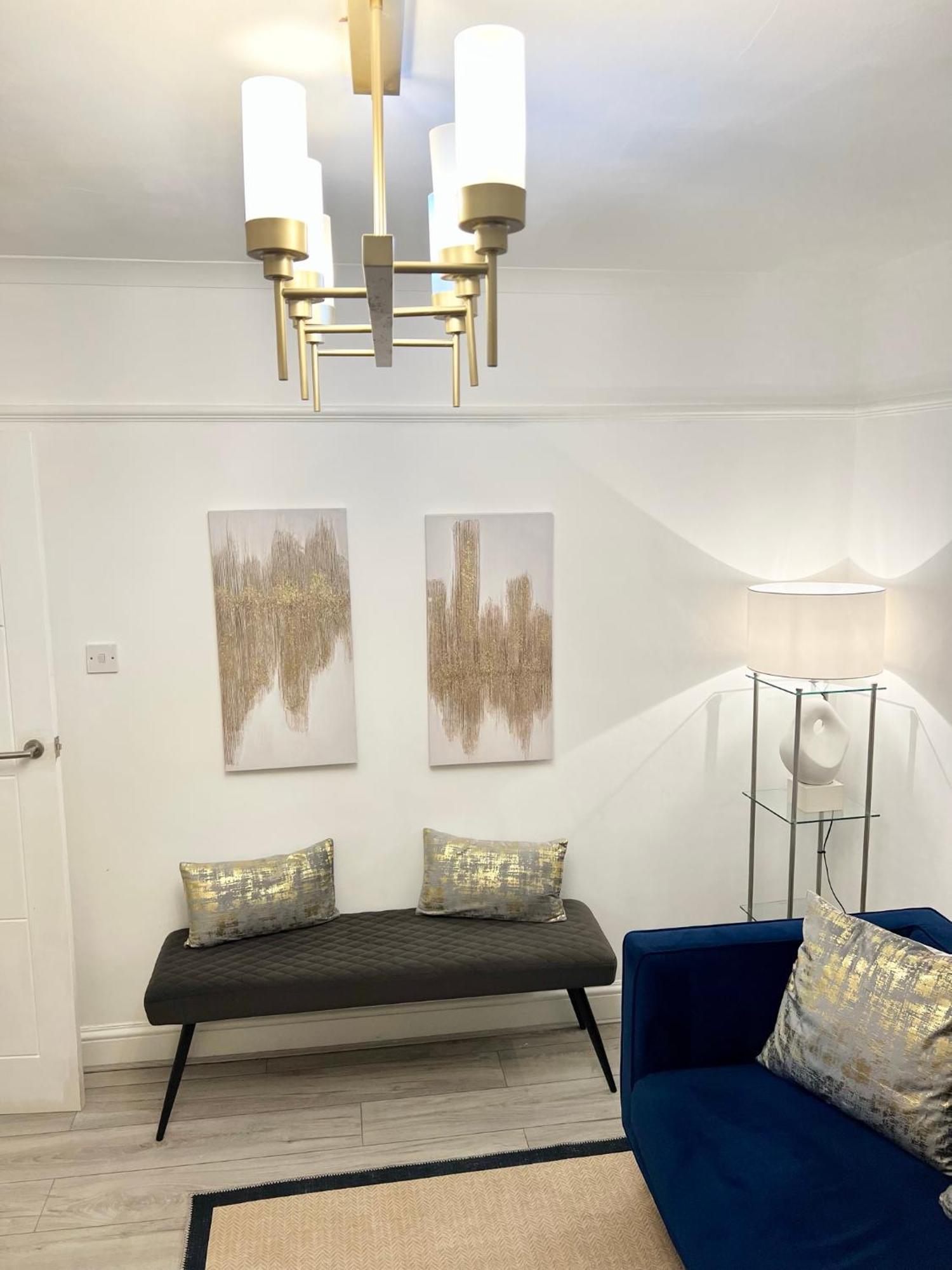 Modern 2 Bed Near Mall And Parking London
