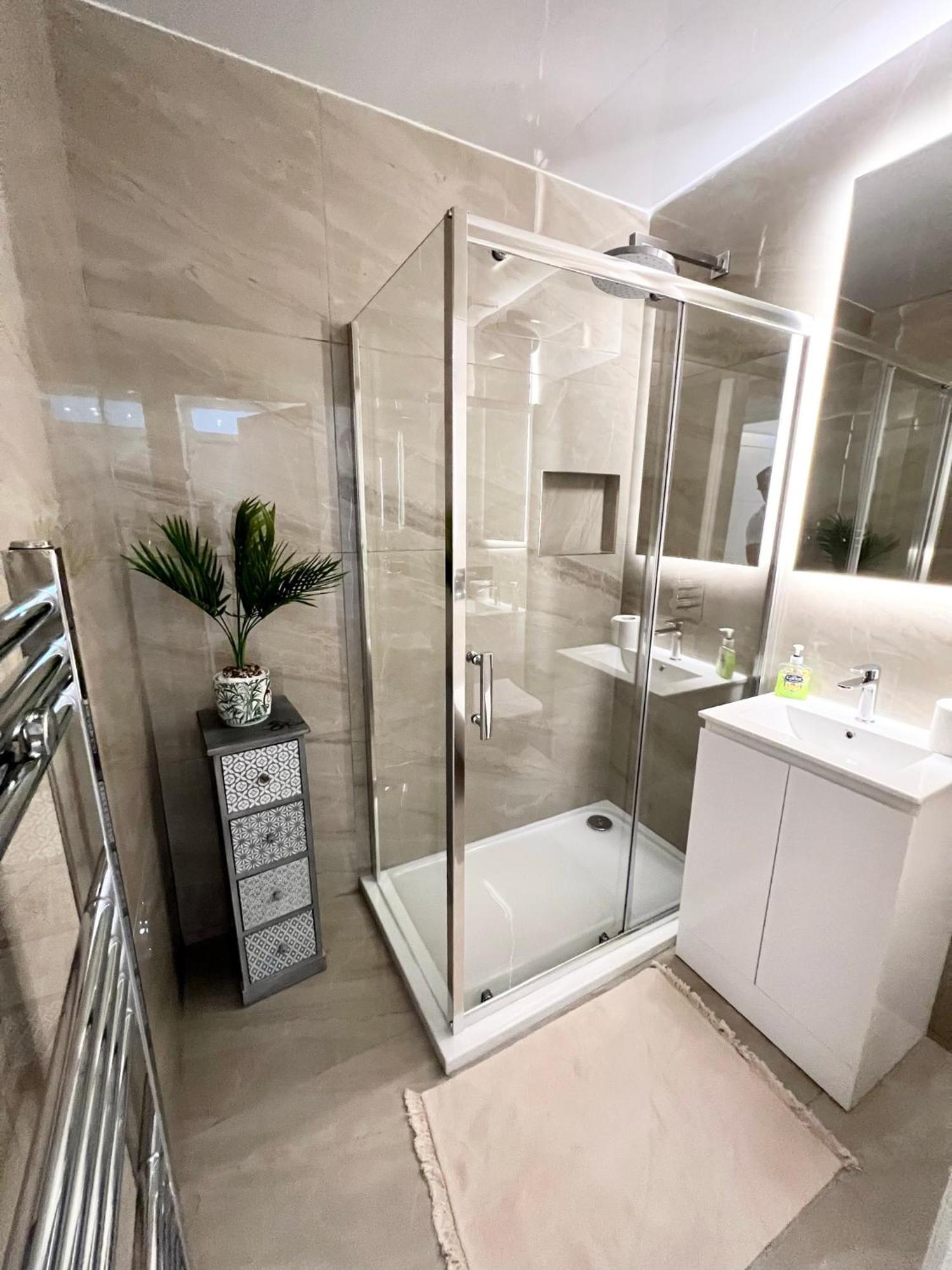 Modern 2 Bed Near Mall And Parking