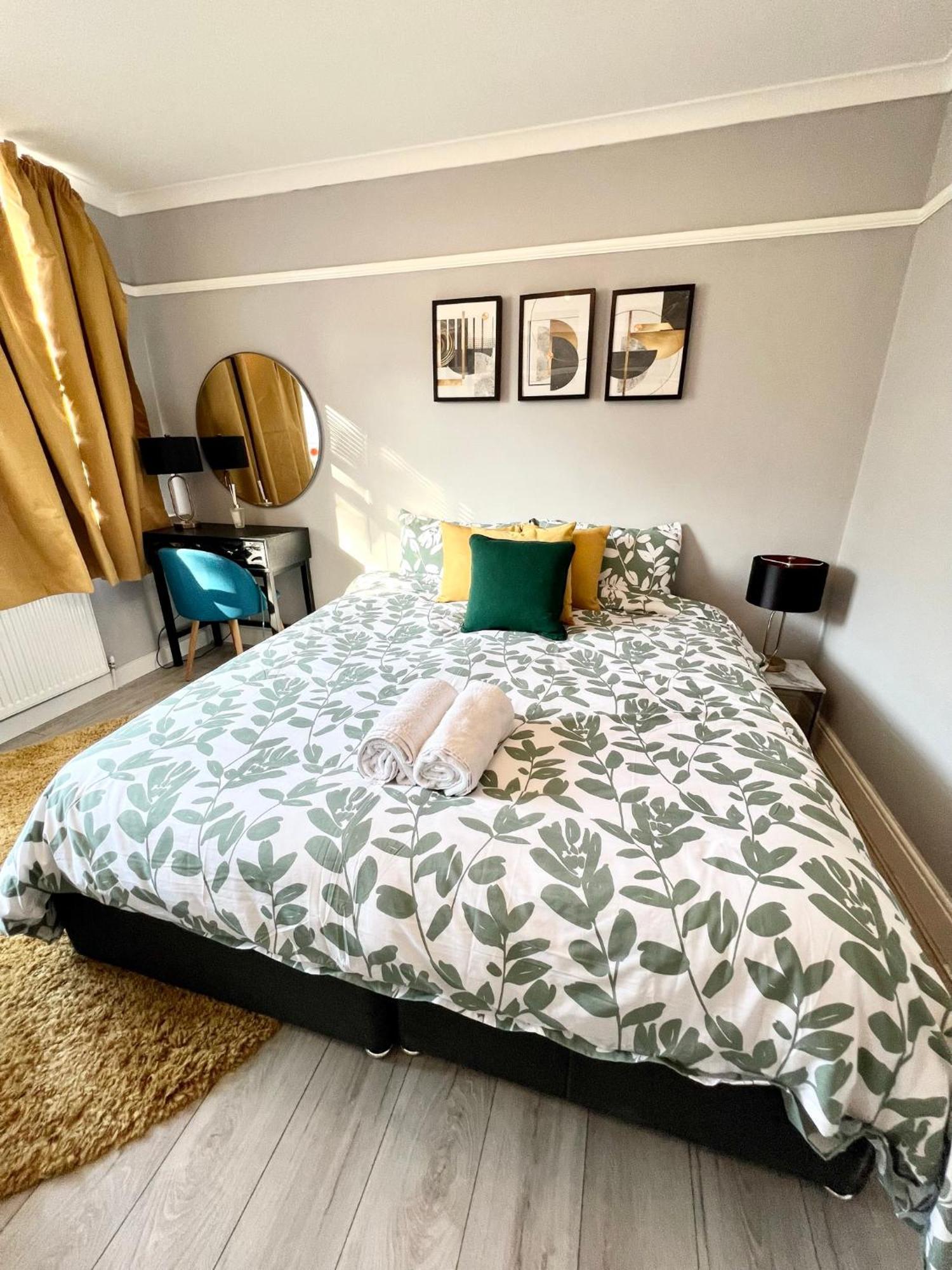 Modern 2 Bed Near Mall And Parking Holiday home London