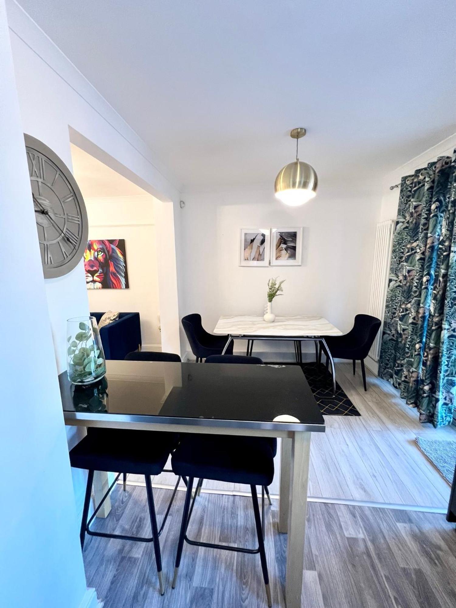 Modern 2 Bed Near Mall And Parking