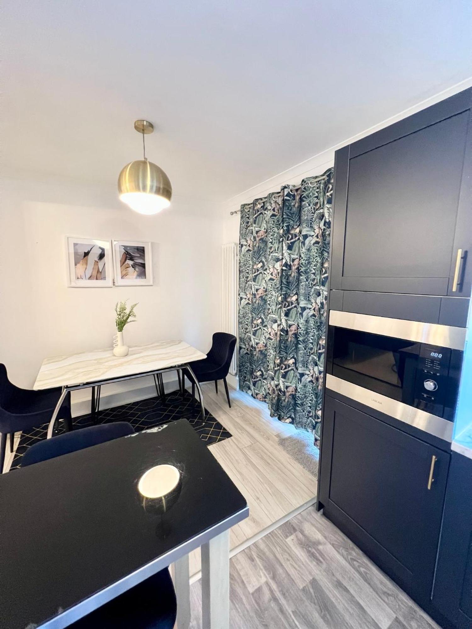Modern 2 Bed Near Mall And Parking London