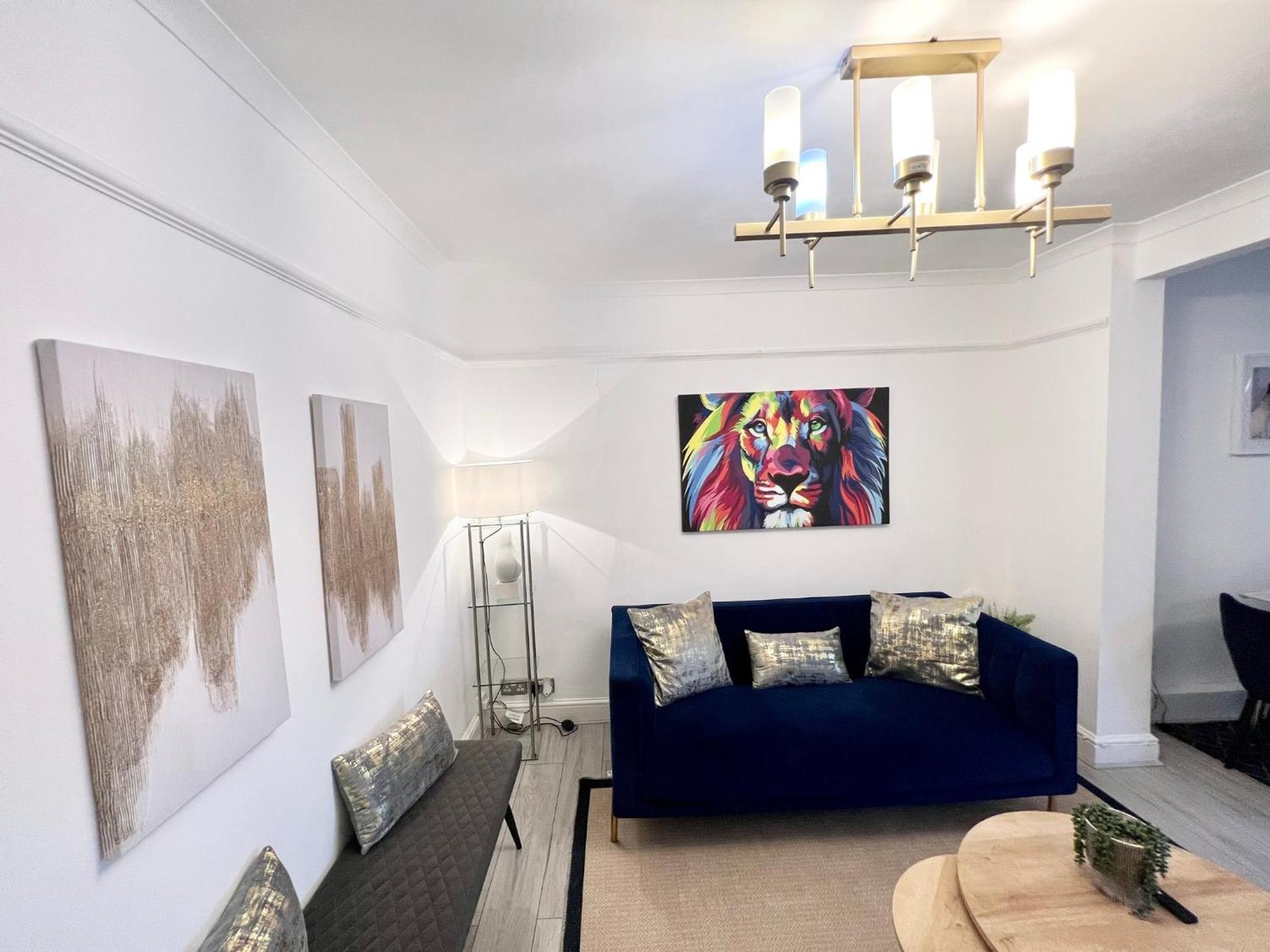Modern 2 Bed Near Mall And Parking Holiday home *
