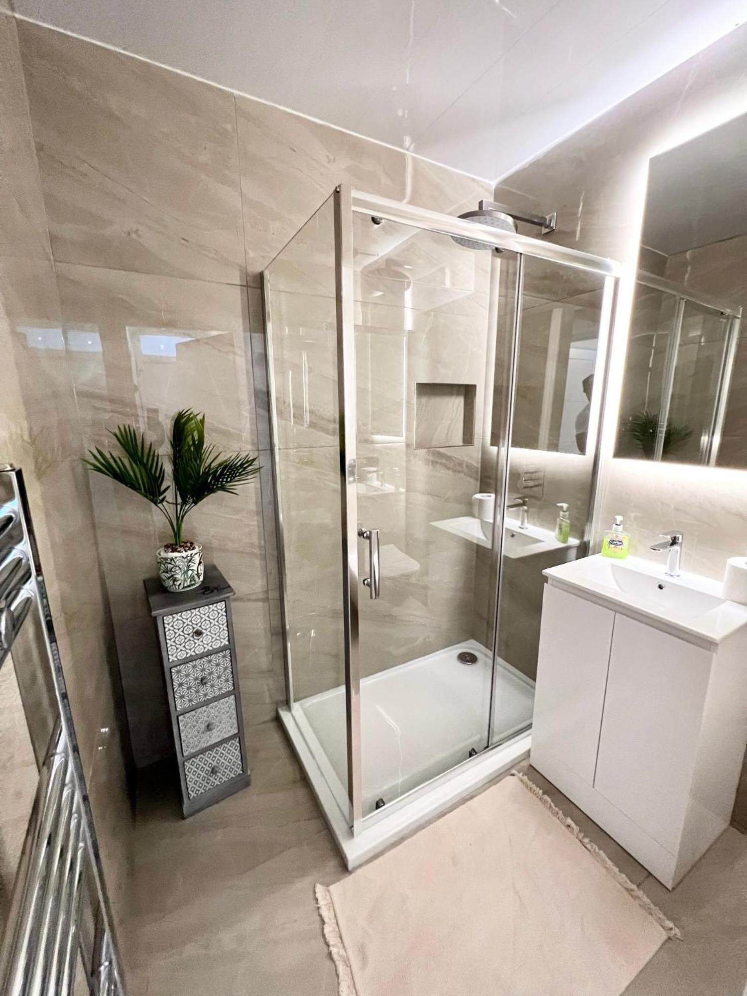 Modern 2 Bed Near Mall And Parking Holiday home