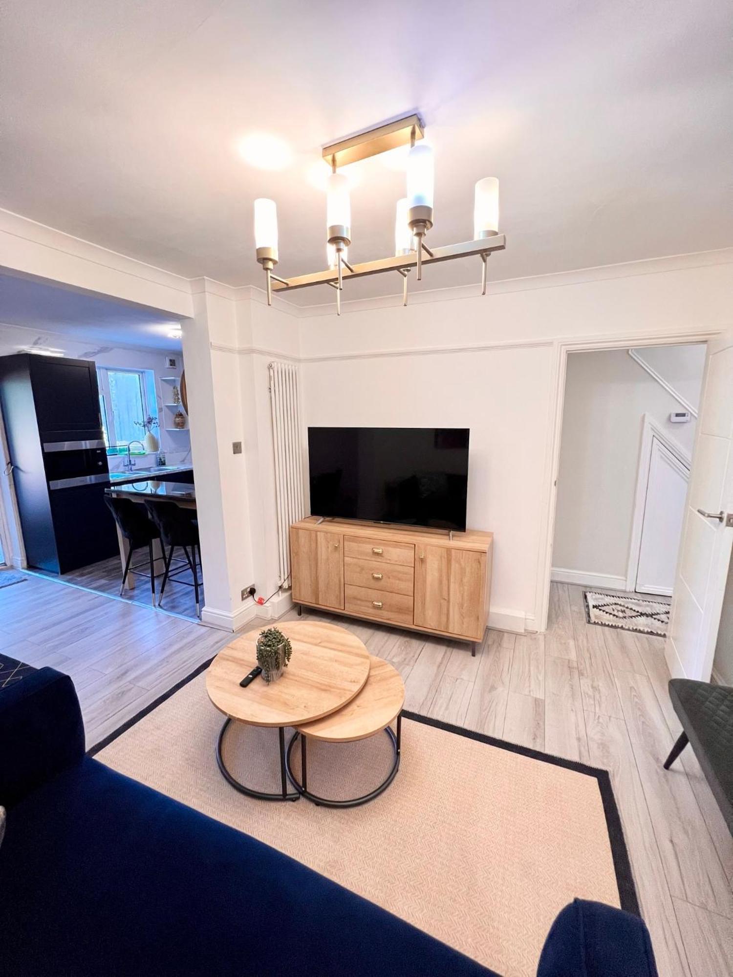 Holiday home Modern 2 Bed Near Mall And Parking London